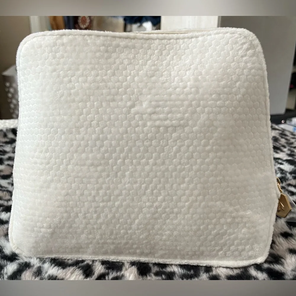 Guerlain Fluffy White Makeup Bag w/logo imprint inside 17.5H x 23W/19Wx 7D cm. - Picture 6 of 6